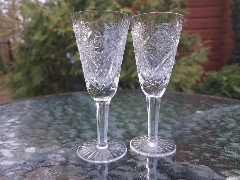 Kristāla glāzītes konusveida 60ml uz kantainas kājiņas, ļoti grezna dimanta rokas gravēšana (Kristāls gl 89)