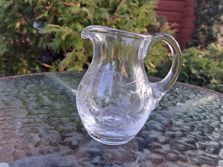 Krējuma kanniņa ar maigu rokas grāvēšanu "Vīnogas", caurspīdīgs stikls, apaļīga forma. Tilpums 250ml (Karafe st 17)