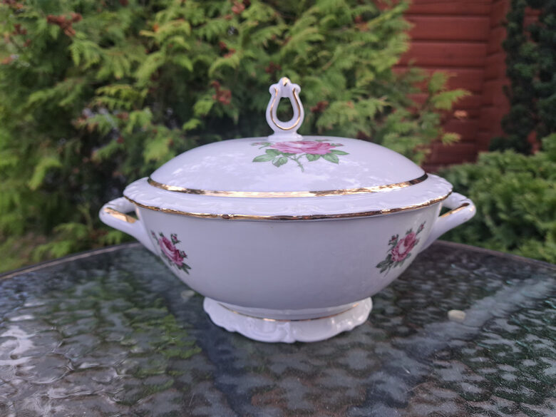 Eleganta neliela balta ar košām rozēm un zeltu terīne, tilpums 1,5L. Ražotājs, Kahla (Vācija 288)