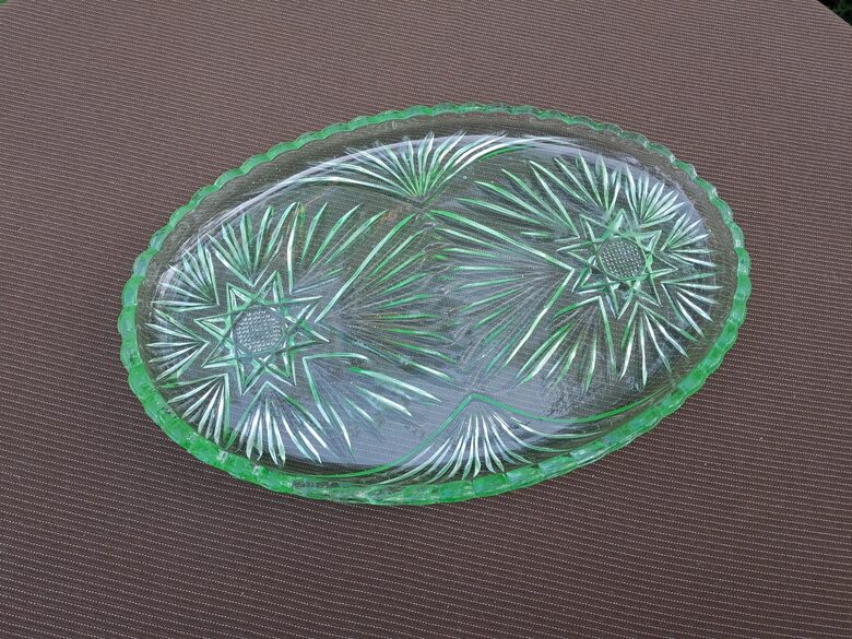Skaists gaiši zaļš paplate-šķīvis ar Ausekļiem un zemām malām. Izmēri: 27,5cmx18cm, h=2cm (Stikls sk 276)