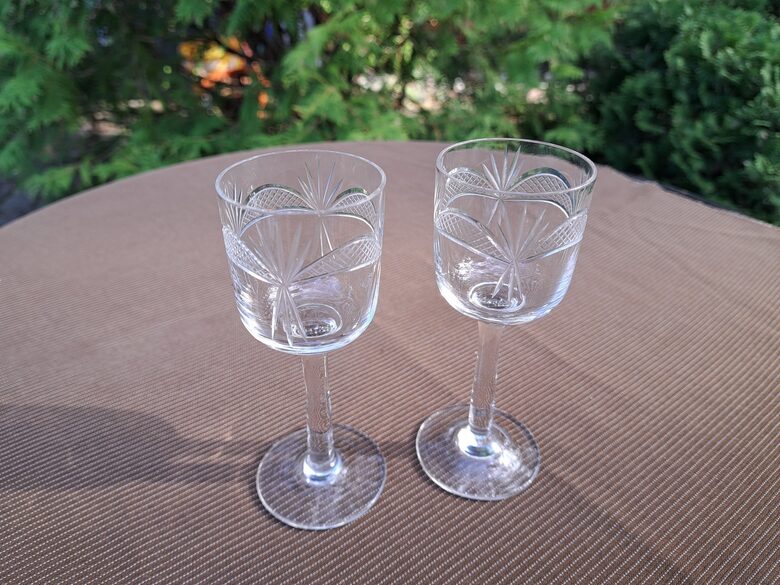 Degvīna glāzītes uz augstas kājiņas, tilpums 60ml, rokas gravēšana (palmas). Ražotājs, iespējams, Iļģuciema SF (Stikla gl 286)