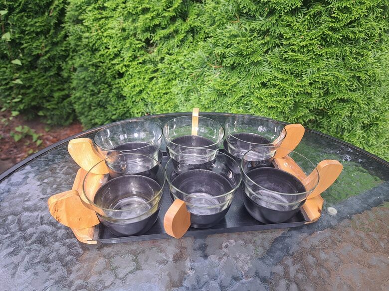 Jauks stikla krūzīšu (150ml) ar metāl./koka turētājiem un metālisko paplalti ar koka rokturiem (Stikla gl 307)