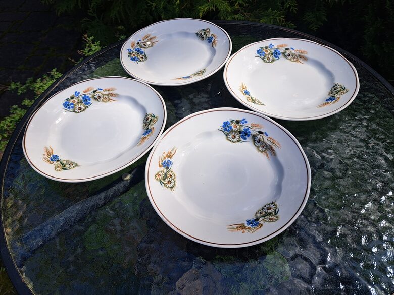 Šķīvji salātu ar Jāņu pušķi, diam.20cm. Forma "Ārija" (Ārija pusdienu 70)