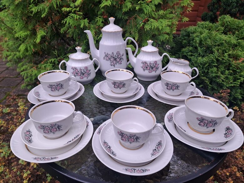 Tējas servīze "Māra" 6 personām ar lillā puķītēm un zeltu, RPR. 22 priekšmeti (Māra tējas 241)