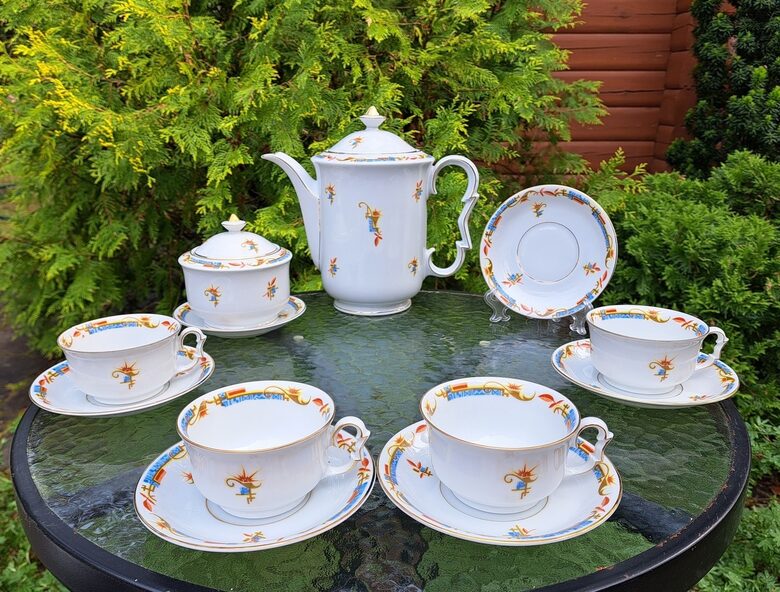 Skaista antikvāra tējas servīze ar dekolu un zelyu, neparasta forrma, 4 personām. Ražotājs KPM, Vācija (Vācija 260)