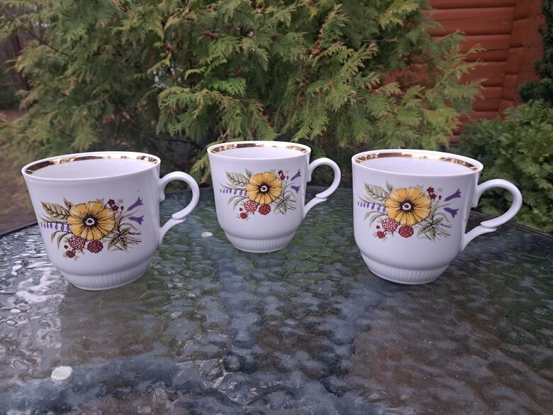 Tējas/buljona krūzes ar košu dzeltenu puķi, bordo un lillā puķītēm, platu zelta malu iekšā, RPR (Buljona 178)