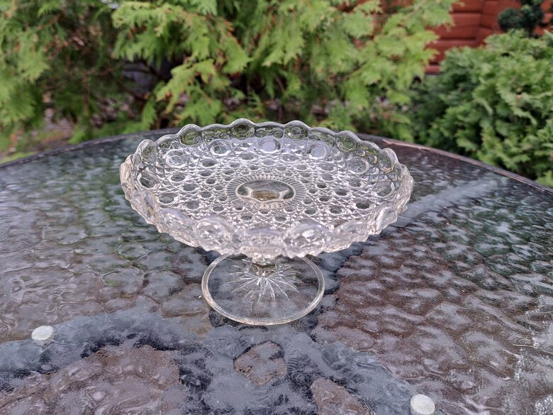 Saldumu trauks uz kājiņas, serija "Diamant", Iļģuciema stikla fabrika. D=14,5cm; h=9cm (Citi st 211)