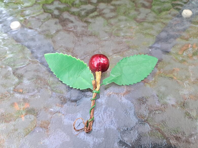 Vintāžs ķīrsis ar zaļām lapiņām (Egle augļi 38)