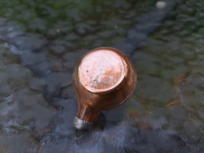 Bumbiņa mazā laškrāsas, puse ir caurspīdīga, otrā puse ir plakana, d=3,5cm (Egle bumba 61)