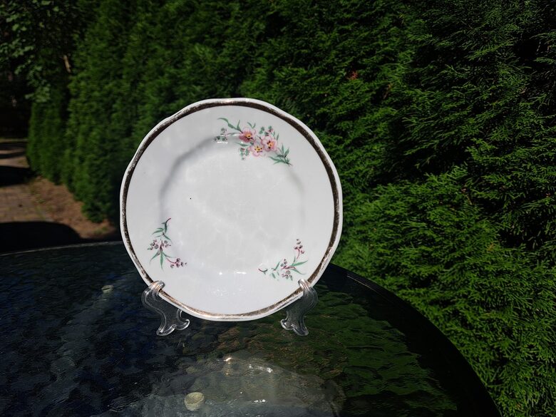 Kūku šķīvis ar maigām rozā un dzeltenām puķēm un zeltu, kafijas servīzes "Ārija", RPR (Ārija kafijas 153)