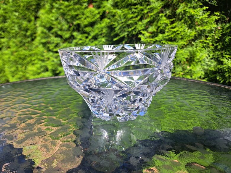 Neliela izsmacināta kristāla bļoda uz kājas. Diametrs: 14cm (Kristāls sk 67)