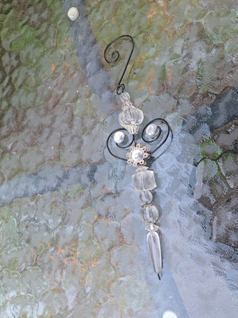 Lāstēka ar caurspīdīgiem "akmeņiem" un stirpli, h=21cm (Egle lāsteka 25)