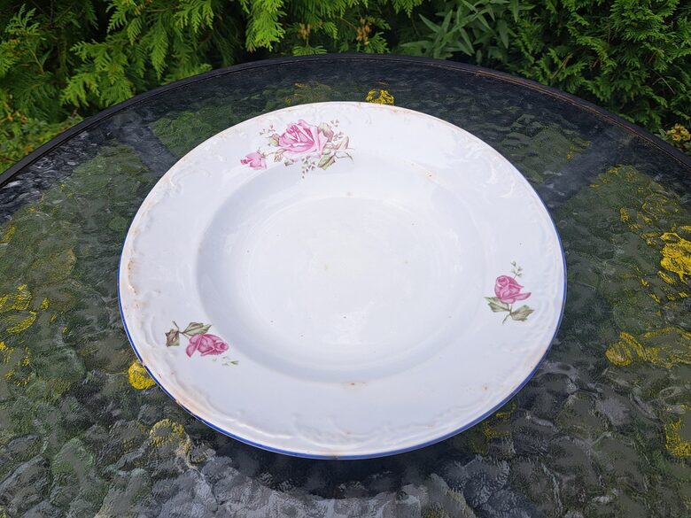 Senlaicīgs fajansa zupas šķīvis ar skaistām rozā rozēm d=25cm un reljefa malu un zilu apvilkumu (Citi rpt 336)