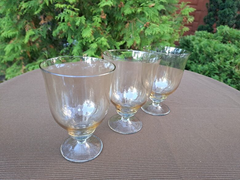 Kristāla vīna glāze 275ml uz zemas kājiņas, viegli lustrēts dzeltenīgs plāns kristāls, eleganta forma (Kristāls gl 126)