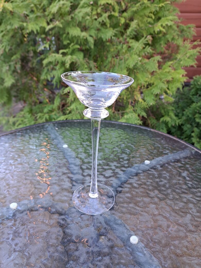 Eleganta reinvīna glāzīte uz augstās kājiņas, tilpums 90ml, h=21cm (Stikla gl 276)