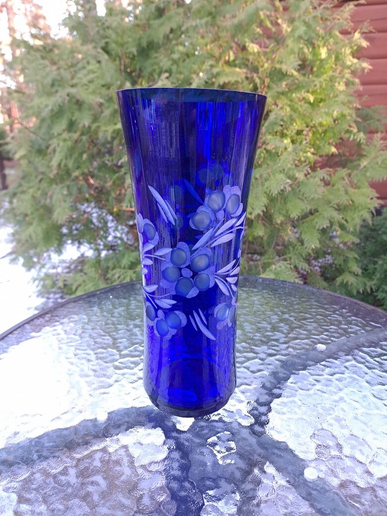 Indigo krāsas stikla vāze ar smalku puķu slīpējumu. Augstums 28,5cm, diam.12,2cm (Stikla vaze 148)