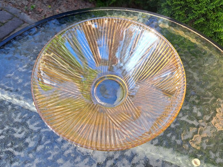 Presēta meduskrāsas ar lustru stikla bļoda ar reljefa rakstu ārpus. Diam. 21,5cm, dziļums ir 8 cm (Stikls sk 293)