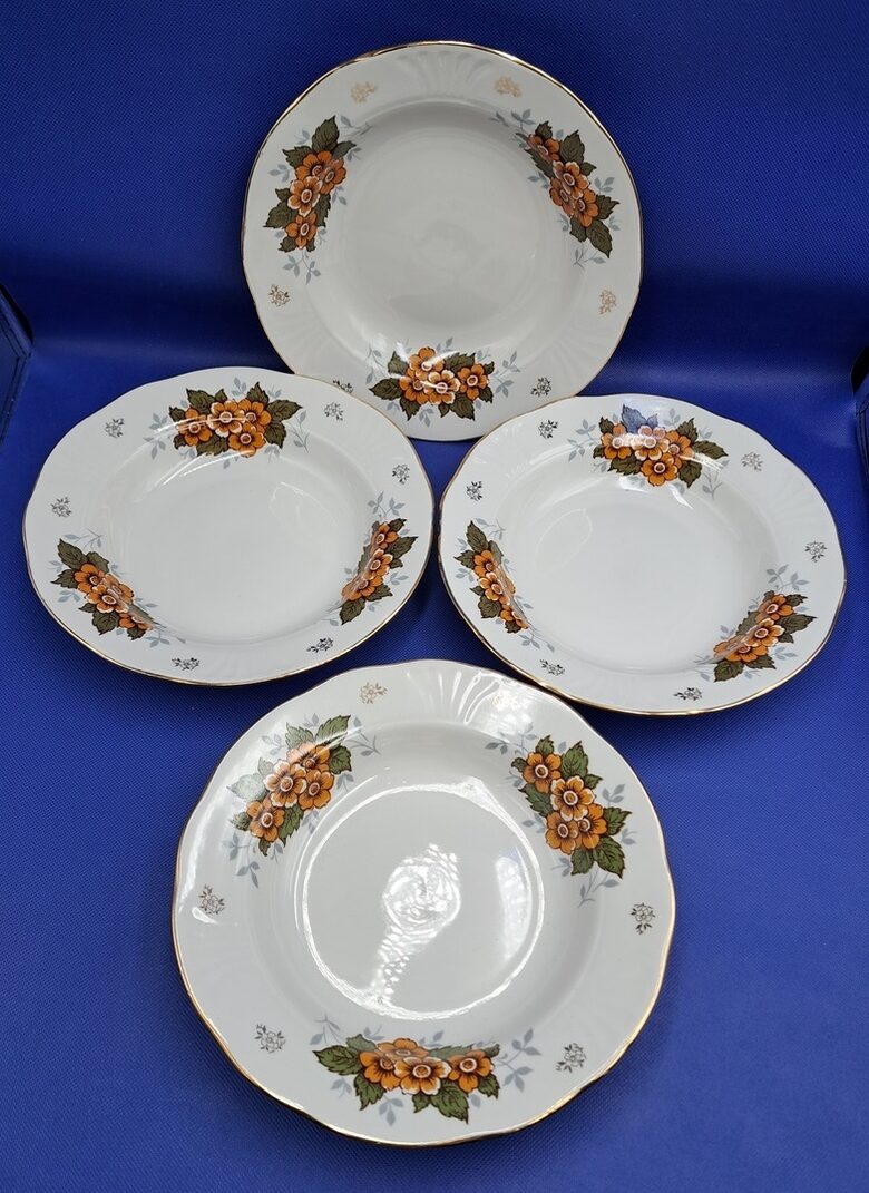 Zupas šķīvis ar brūnām puķem (4 puķes pušķī, 3 pušķi) un zeltu, forma "Māra", RPR. Diam.=24cm (Māra pusdienu 164)