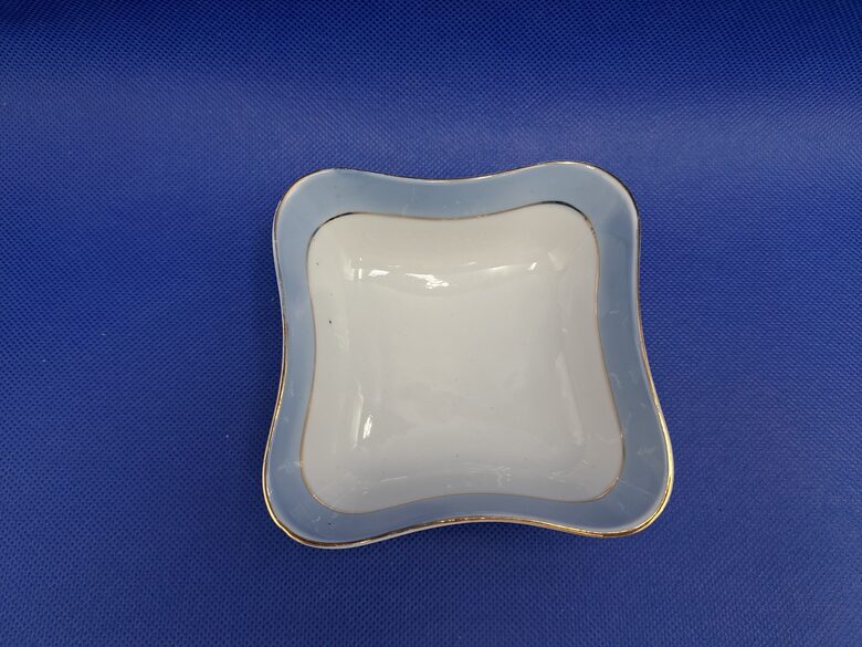 Salātu bļodina, 4-stūru forma ar gaiši zilu malu (gaišāks tonis) un zeltu, PFF (Citi pusd 276)