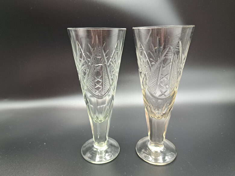 Izsmacinātas vintāžas stikla konusveida šampanieša glāzes uz kājas, 125ml (Stikla gl 372)