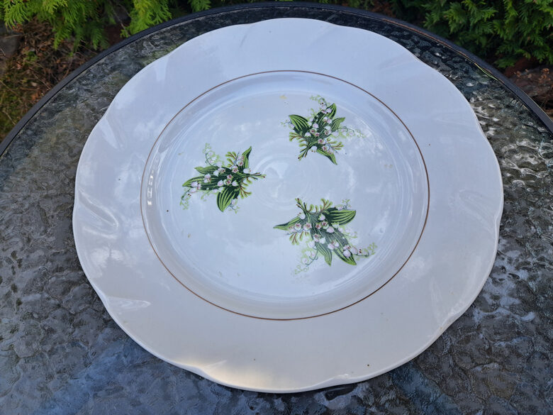 Lielais apaļas servējamais šķīvis Nr.1 ar maijpuķītēm brūnu apvilkumu centrā, pusdienu servīze "Viktorija", RPR. D=36cm (Viktorija pusd 105)