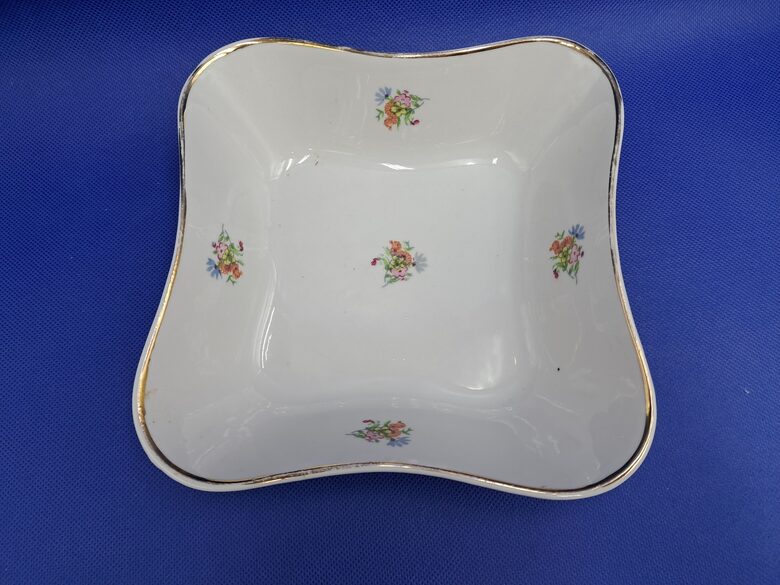 Salātu bļoda, 4-stūrveida forma ar maziem Meisena pušķiem, PFF. Diagonāle ir d=22cm (Citi pusd 279)