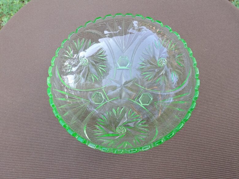 Gaiši zaļa presēta stikla augļu trauks uz 3 kājiņām, Tarbeklaas, Igaunija. H=7cm, diam. 23cm (Stikls sk 278)