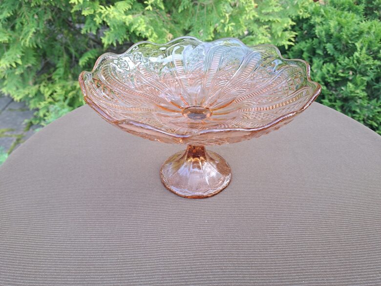 Skaists vintāžs izspiesta karameļkrāsas stikla augļu trauks uz kājas (Kristāla citi 48)