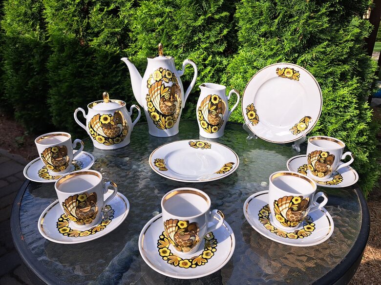 Grezna kafijas servīze 5 personām, ar skaisti haki-dzeltenas krāsas puķu dekolu un bagātīgu zeltu, Poltava (Polonne 31)