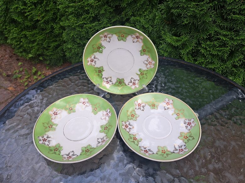 Apakštases d=15cm ar zaļu malu un zelta puķēm, apaļa mala, forma "Rubenss" PFF. 60.-ie gadi (Rubenss 131)