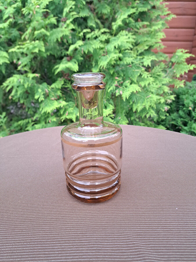 Karafe balzāmam karamēļkrāsas ar zelta apvilkumu ar korķi, Čehija. Tilpums 300ml (Karafe st 99)