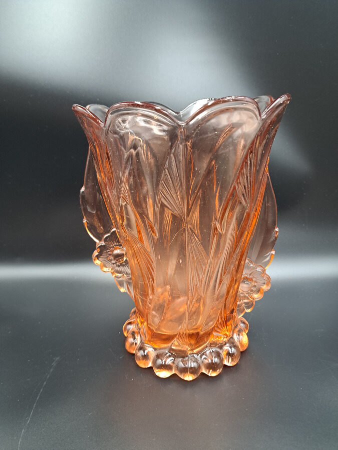 Vintāža Art Deco laškrāsas vāze, presēts stikls, interesanta forma, Vācija. Augstums 23cm (Stikla vāze 179)