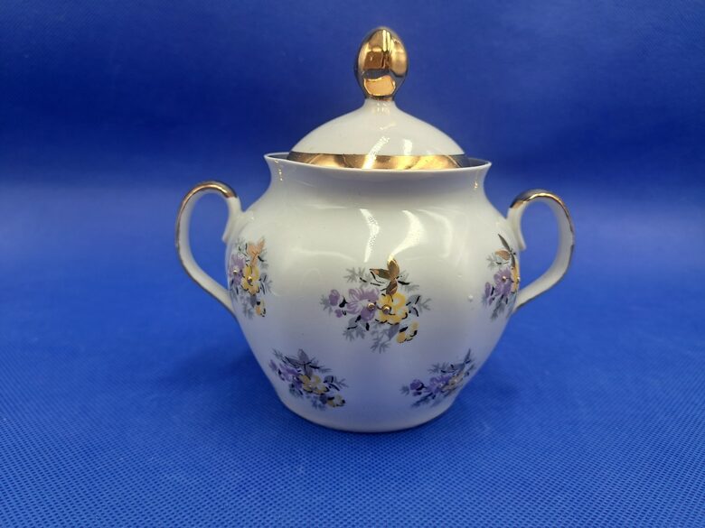 Cukurtrauks no servīzes "Sigulda" ar reti sastopamu dekolu - lillā un dzelteniem pušķiem un zeltu, RPR (Sigulda 179)