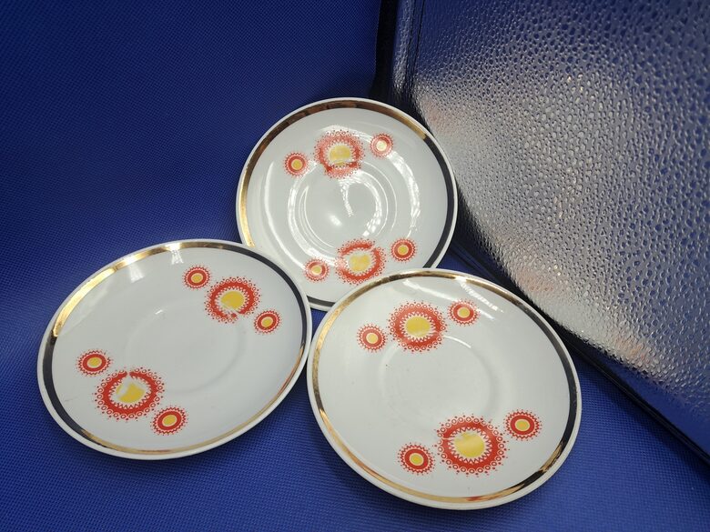 Apakštases no tējas servīzes "Aija-2" ar oranžo sauli. Nelielas noliet pazīmes (Aija-2 tējas 183)