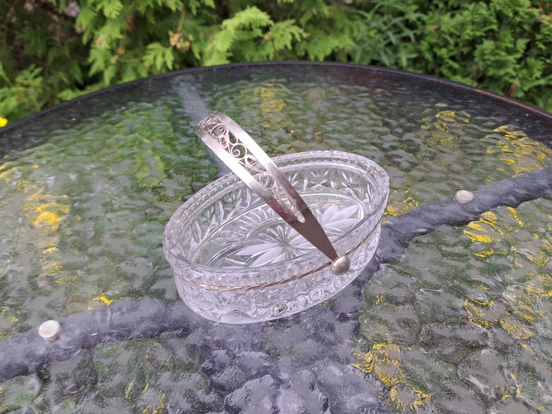 Mazā saldumu bļodiņa ar metālisku (iespējams, melhiors) rokturi, diam.14cmx10,5cm (Stikls sk 306)