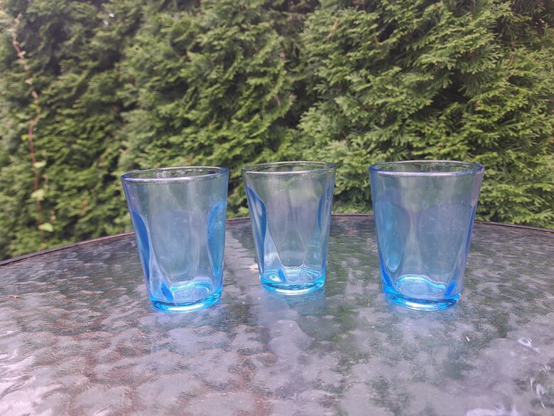 Vintāžas gaiši zilas stikla glāzes, tilp.100ml ar reljefa malu, presēts stikls (Stikla gl 308)