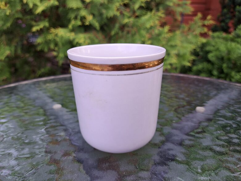 Glāze balta ar zelta svītrām, porcelāns, RPR (Buljona 189)