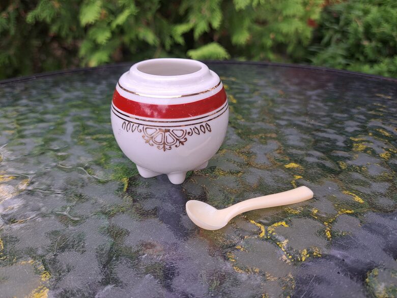 Sinepju trauks ar bordo malu un zeltu bez vāciņa un karoti(plastmasa), pusdienu servīze "Gludā", PFF (Gludā 177)