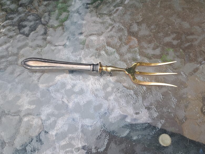 Izsmalcināta vintāža servēšanas dakšiņa, sudraba rokturis un apzeltīta dakšiņa. Garums 16,5cm (Metāls 129)