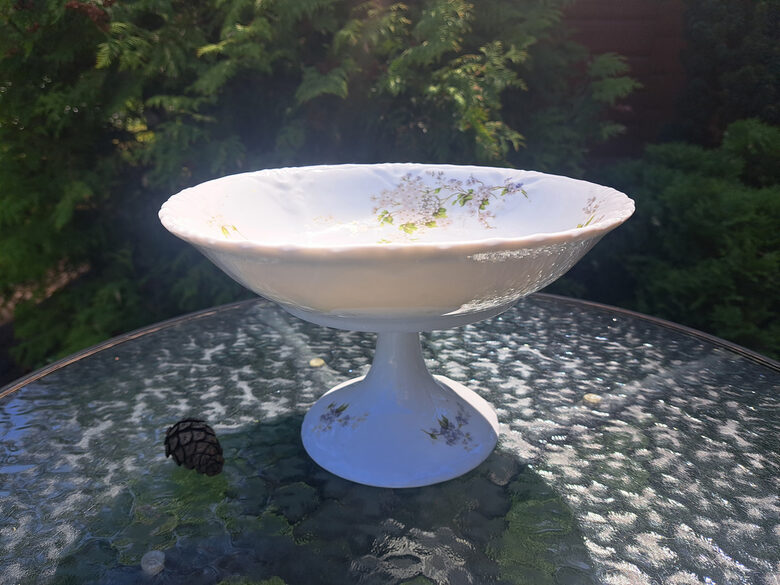 Augļu trauks uz kājas, porcelāns, reljefa virsma, bagātīgs puķu dekols. H=14,5cm, d=24cm. Kuzņecovs (Kuzņecovs 192)