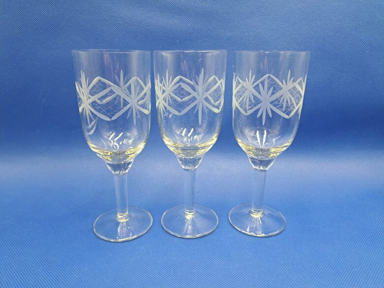 Elegantas vintāžas vīna glāzes uz kājiņas, tilpums 175ml, rokas grāvēšana (Stikla gl 249)