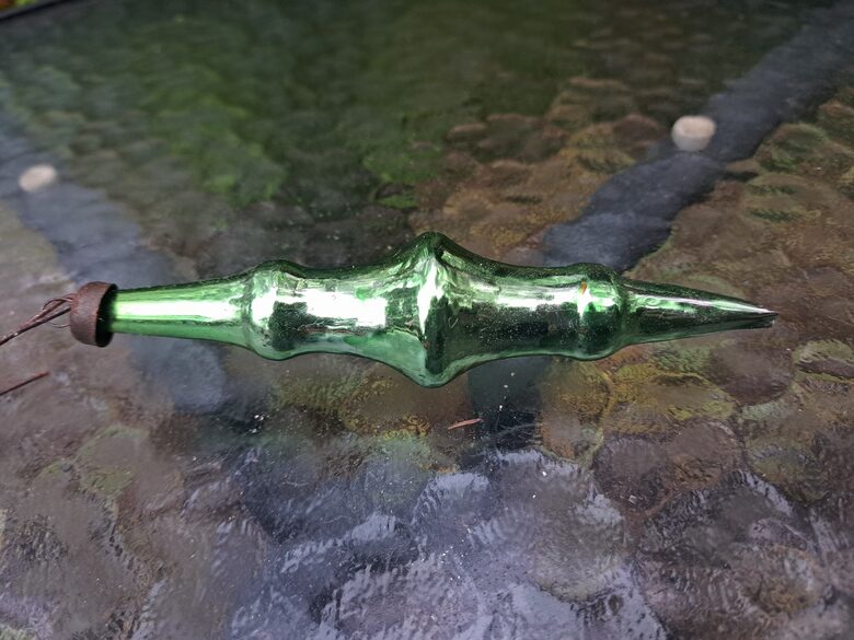 Zaļā, neparastas formas lāsteka, defekts. Augstums - 13cm (Egle lāsteka 31)