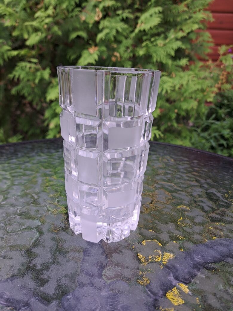 Nelielā vāze ar ģeometrisku rakstu, rokas gravēšana. Ražotājs: Gusevas kristāla rūpnīca vai Ļeņingradas mākslas stikla rūpnīca (Krist vāze 23)