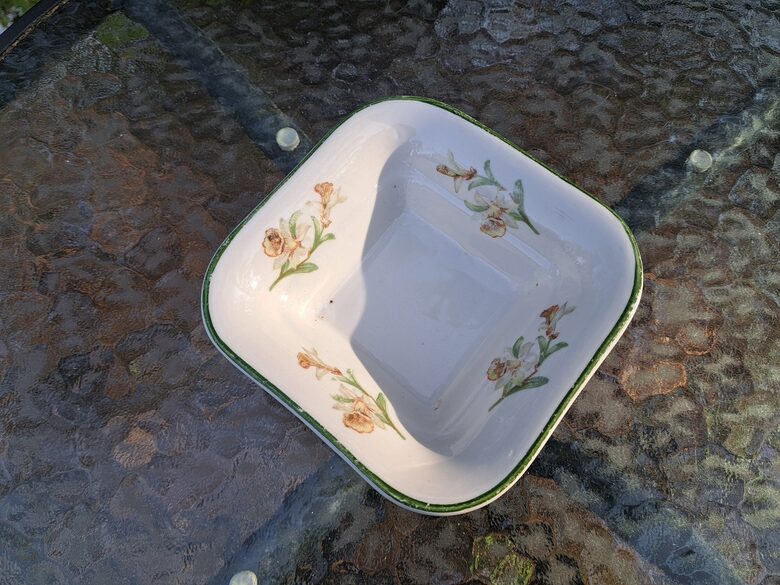 Antikvāra kantaina bļodiņa ar narcīsēm uz zaļu apvilkumu gar malu. Porcelāna rūpnīca KOMINTERN, Volhovā (Citi rpt 310)