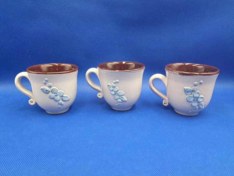 Kafijas krūzītes, glazūra, keramika, gaiši zilas izliektas puķes. Tilpums 140ml (Keram 124)