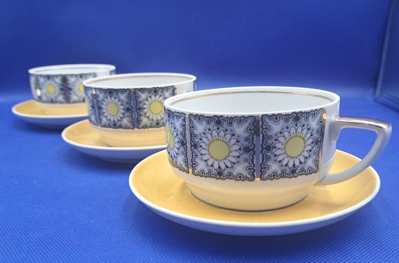 Reti sastopami buljona/tējas pāri ar margrietiņām un dzeltenu apakštasi, RPR (Buljona 174)