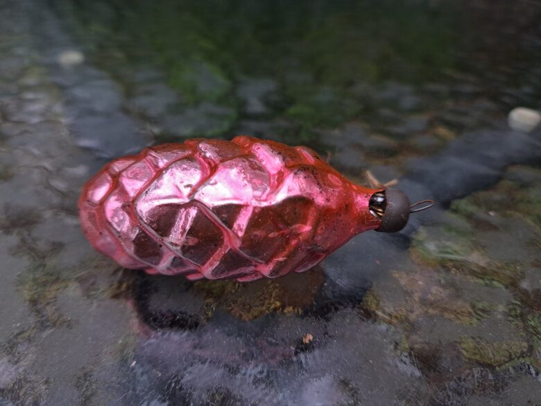 Čiekurs rozā, h=7,5cm. Stikls, amalgama. Izmēri 7,5cmx3cm (Egle čiekuri 28)