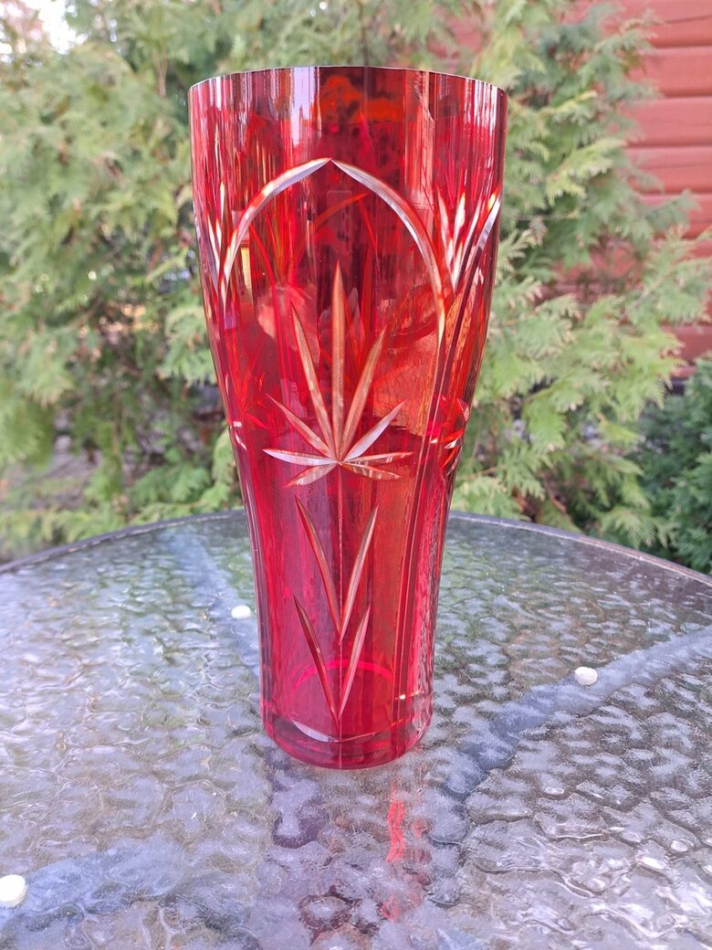 Rubīnkrāsas stikla vāze ar greznu puķu gravēšanu, divkrāsains stikls. Augstums 25,5cm (Stikla vaze 143)