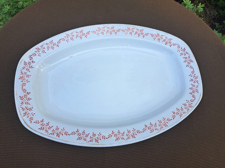 Lielais garenais kantains šķīvis ar bordo zaru vainadziņu un zelta apvilkumu, 35,5cmx24,5cm, pusdienu servīze "Gludā", PFF (Gludā 167)