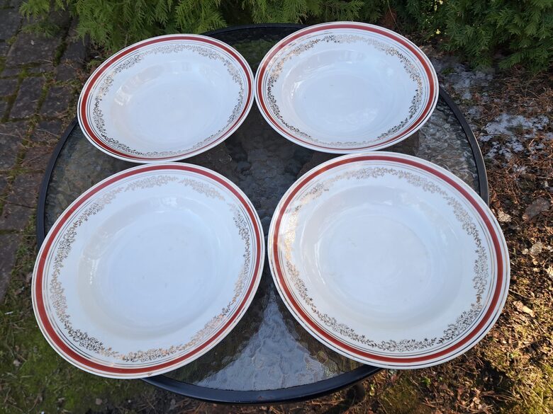 Zupas šķīvji ar tumši sarkanu malu un zelta vainagu, diam.24cm, pusdienu servīze "Gludā", PFF (Gludā 143)